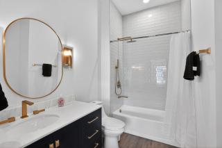 Elegant 2-bedroom with upscale finishes throughout - 5