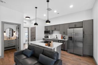 Elegant 2-bedroom with upscale finishes throughout - 9