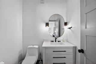Elegant 2-bedroom with upscale finishes throughout - 6