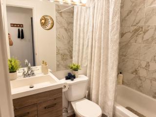 Downtown Vancouver I Free Parking & free bikes I Sleeps 4 - 8