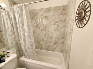 Downtown Vancouver I Free Parking & free bikes I Sleeps 4 - 7