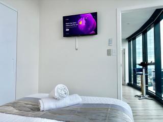 Brisbane's Highest rated 3 Bedroom Luxury Apartment -61st Floor- Incredible views in Skytower, Brisbane's tallest building -Complimentary WIFI, Drinks, Snacks & Streaming Access - Brisbane - 6