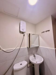 Hanzy'sCondo-Balcony-NearAirport-WIFI-POOL-Seaview - 4