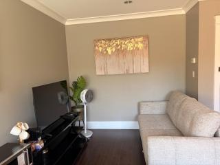 Bright and cozy 1B1B Suite Near YVR, DT, Free parking and Private Entrance - 9