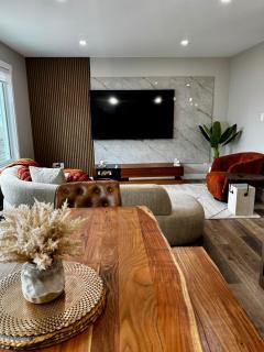 Maple Family House Stylish Stay for 8 - 4