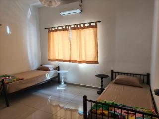 Kuntum & Puteri Homestay - 1