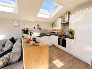 Sea View Holiday Home - 3 Bedrooms, Balcony, Dog Friendly - 5