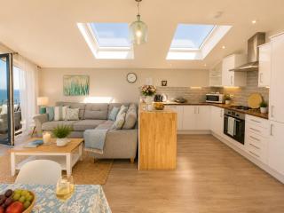 Sea View Holiday Home - 3 Bedrooms, Balcony, Dog Friendly - 8