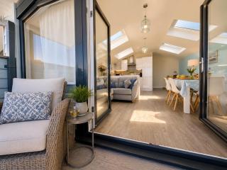 Sea View Holiday Home - 3 Bedrooms, Balcony, Dog Friendly - 9