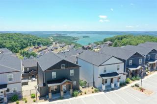 Lake Lookout Retreat and 9BDR - 3