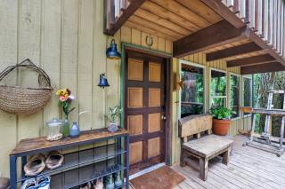 Woodland home near the Gorge - Private deck home - 2
