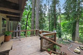 Woodland home near the Gorge - Private deck home - 4