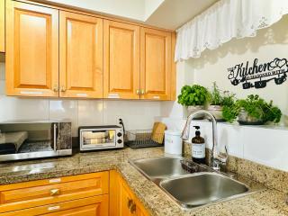 Private Suite - Near SkyTrain to DT - Free Parking - 1