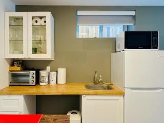 Private Suite - Near SkyTrain to DT - Free Parking - 1