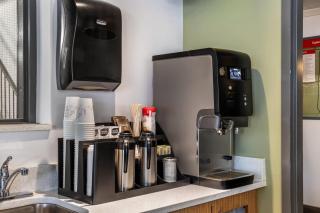 Super 8 by Wyndham Winnipeg West - 4