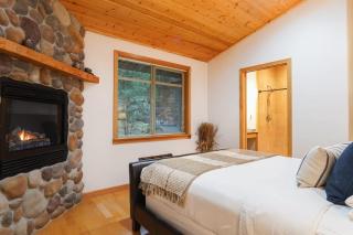 Snowline Hillside Chalet - 3