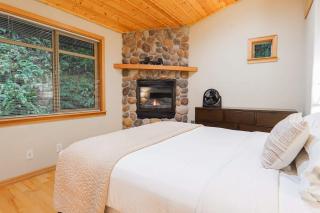 Snowline Hillside Chalet - 2