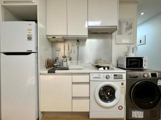 Healing stay just 3 minutes on foot from Gwanghwamun, within walking distance to Myeongdong, Gyeongbokgung, and Insadong - 5