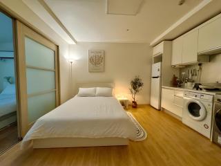 Healing stay just 3 minutes on foot from Gwanghwamun, within walking distance to Myeongdong, Gyeongbokgung, and Insadong - 8