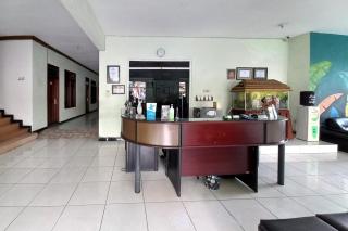 Urbanview Hotel Grand Palem near Alun Alun Batu - 2
