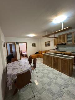 2 bedroom apartment with free parking - 3