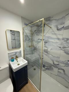 Stylish 2 bed Paisley flat with parking - 8