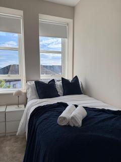 Stylish 2 bed Paisley flat with parking - 4