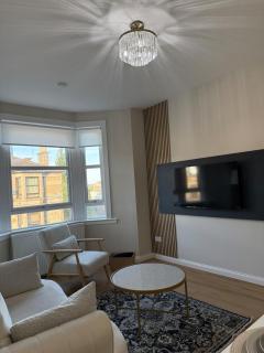 Stylish 2 bed Paisley flat with parking - 3