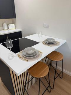 Stylish 2 bed Paisley flat with parking - 2