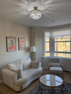 Stylish 2 bed Paisley flat with parking - 1