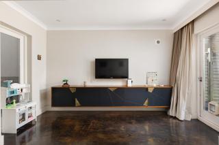 Modern Family 4BDR Home with Patio near Harringay - 6