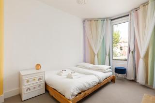 Modern Family 4BDR Home with Patio near Harringay - 8