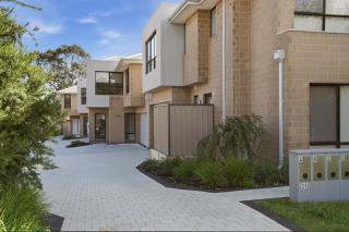 NEW BUILD! Spacious Modern 5-Bed Bentley Townhouse - 3