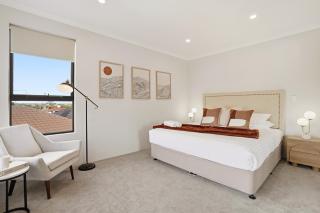 NEW BUILD! Spacious Modern 5-Bed Bentley Townhouse - 8