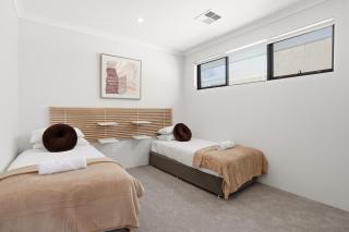 NEW BUILD! Spacious Modern 5-Bed Bentley Townhouse - 4
