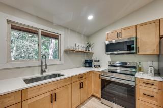 Screened Porch & Lake Access! Tolland Haven - 9