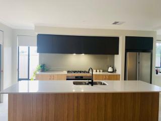 Busselton stylish 5 Bed, 3 Bathroom Home - 4