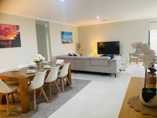 Busselton stylish 5 Bed, 3 Bathroom Home - 9