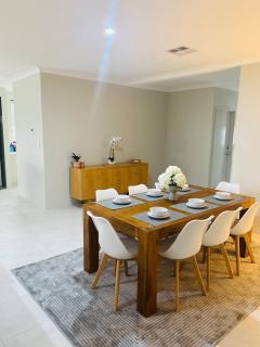 Busselton stylish 5 Bed, 3 Bathroom Home - 6