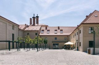 Atelier with Patio & Parking - Nusle Brewery - 6