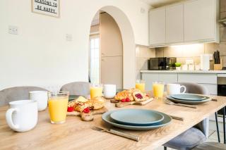 5 Bedroom House, Private Parking, Near Gatwick Airport, Contractor & Family Friendly Fast Wi-Fi & Self Check-In - 6