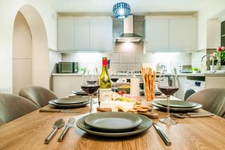 5 Bedroom House, Private Parking, Near Gatwick Airport, Contractor & Family Friendly Fast Wi-Fi & Self Check-In - 2