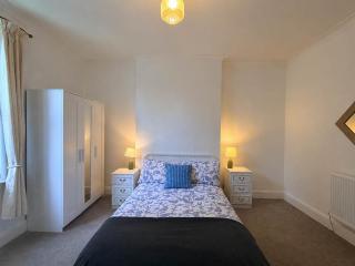 Spacious 3-Bed Apartment with Free Parking Sleeps 6 - 8