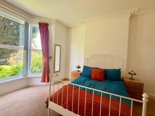 Kings Heath 2 bed with Free Parking & Fast WiFi - 7