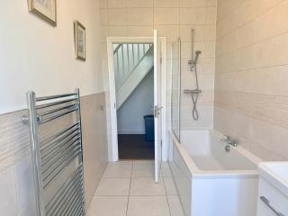 Spacious 3-Bed Apartment with Free Parking Sleeps 6 - 5