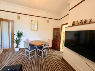 Kings Heath 2 bed with Free Parking & Fast WiFi - 6