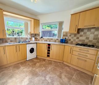 Large 5-Bed Home with 2 Baths Free Parking - 4