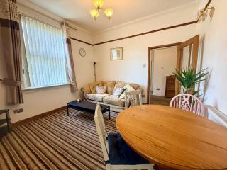Large 5-Bed Home with 2 Baths Free Parking - 9