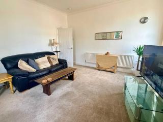 Spacious 3-Bed Apartment with Free Parking Sleeps 6 - 0