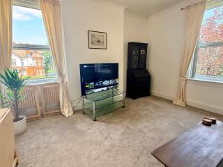 Spacious 3-Bed Apartment with Free Parking Sleeps 6 - 2